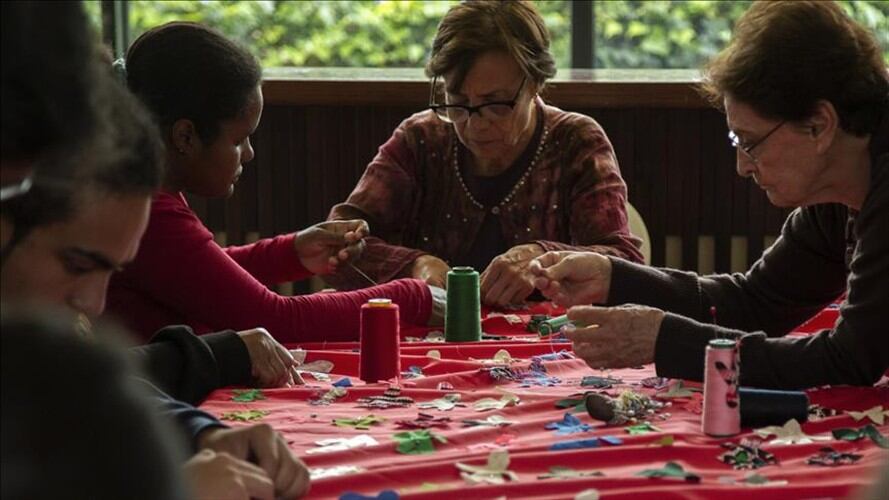Las víctimas del conflicto cosen, junto con ciudadanos voluntarios, una manta de 2.700 metros con la que se cubrirá el monolito del Centro de Memoria, Paz y Reconciliación, en Bogotá. Foto: Agencia Anadolu