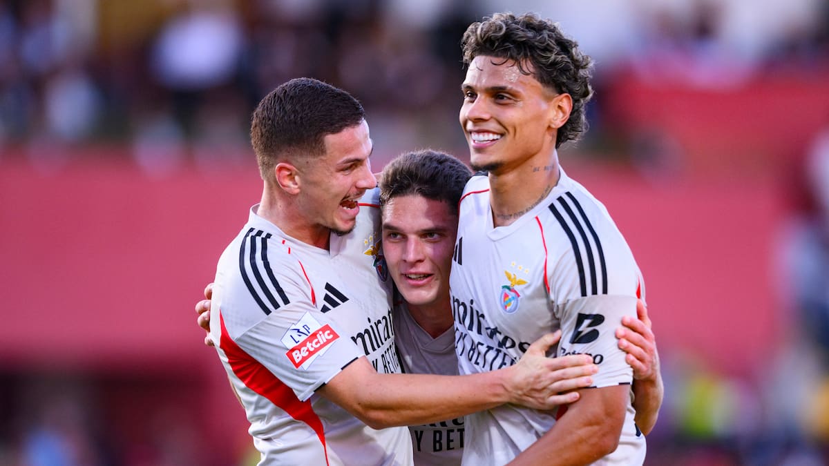 El Benfica de Richard Ríos y Mourinho goleó 3 -0 al AVS en la liga de Portugal