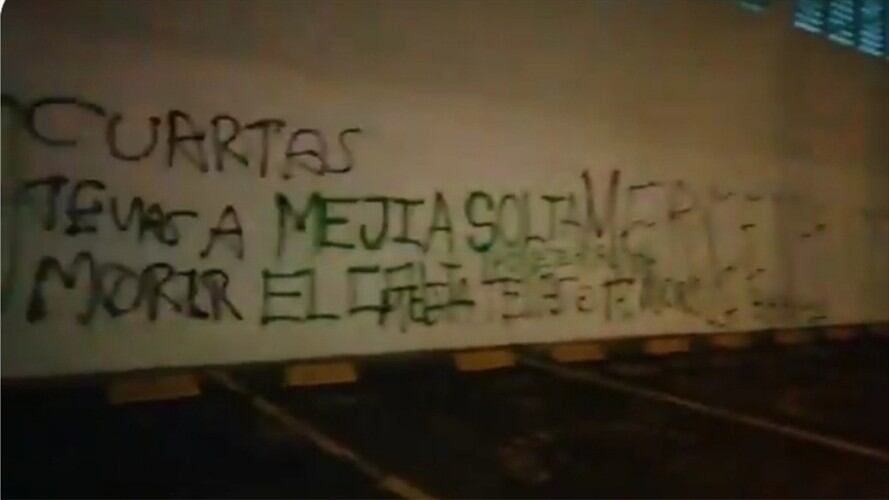 Un grupo de hinchas serían los responsables de escribir una serie de mensajes intimidantes que tienen preocupados a los directivos del Deportivo Cali. Foto: Erika Rebolledo