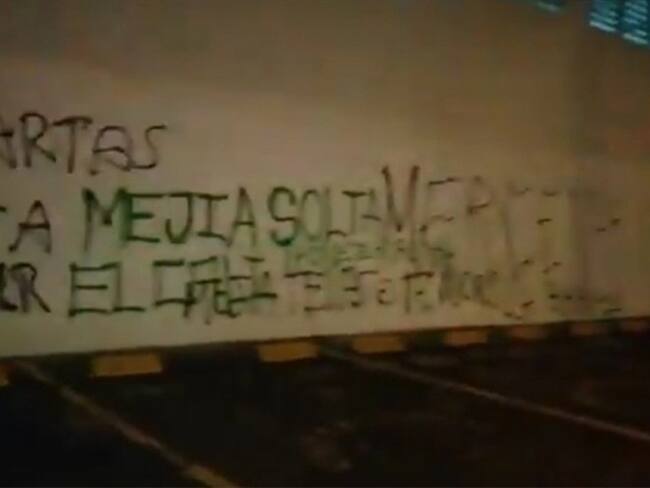 Un grupo de hinchas serían los responsables de escribir una serie de mensajes intimidantes que tienen preocupados a los directivos del Deportivo Cali. Foto: Erika Rebolledo