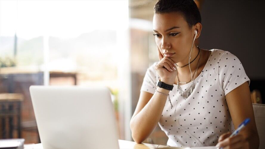 De esta manera podrá certificar sus prácticas laborales en su hoja de vida. Foto: Getty Images/ damircudic