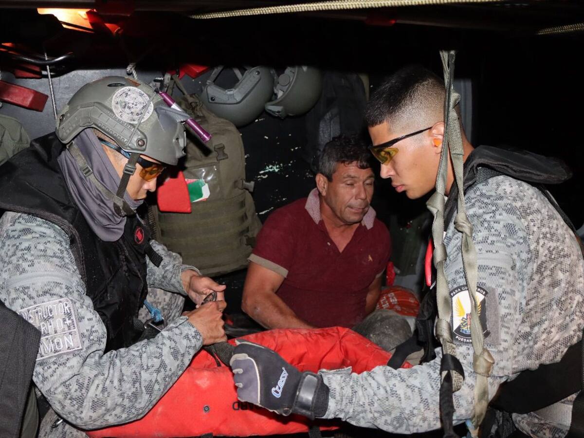 Más de 30 personas fueron rescatadas en helicóptero tras quedar atrapadas por creciente de río Ariar