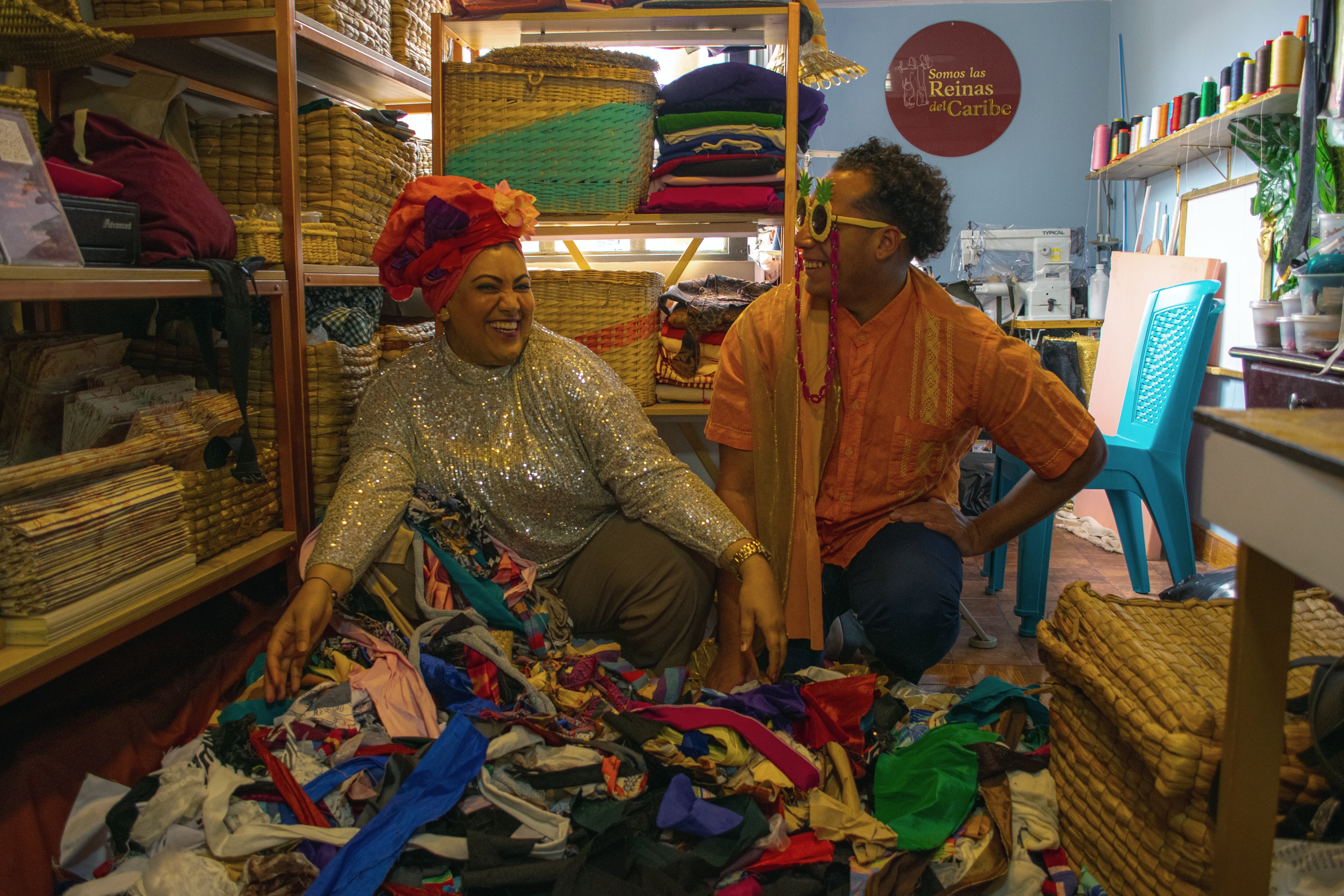 Reinas del Caribe creó un taller en Bogotá para que mujeres aprendan a hacer turbantes y, a futuro, puedan generar ingresos a partir de la comercialización de los mismos. | Foto: cortesía