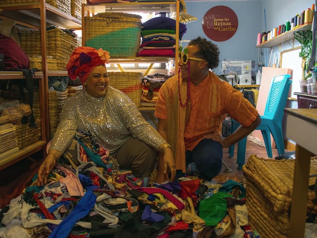 Reinas del Caribe creó un taller en Bogotá para que mujeres aprendan a hacer turbantes y, a futuro, puedan generar ingresos a partir de la comercialización de los mismos. | Foto: cortesía