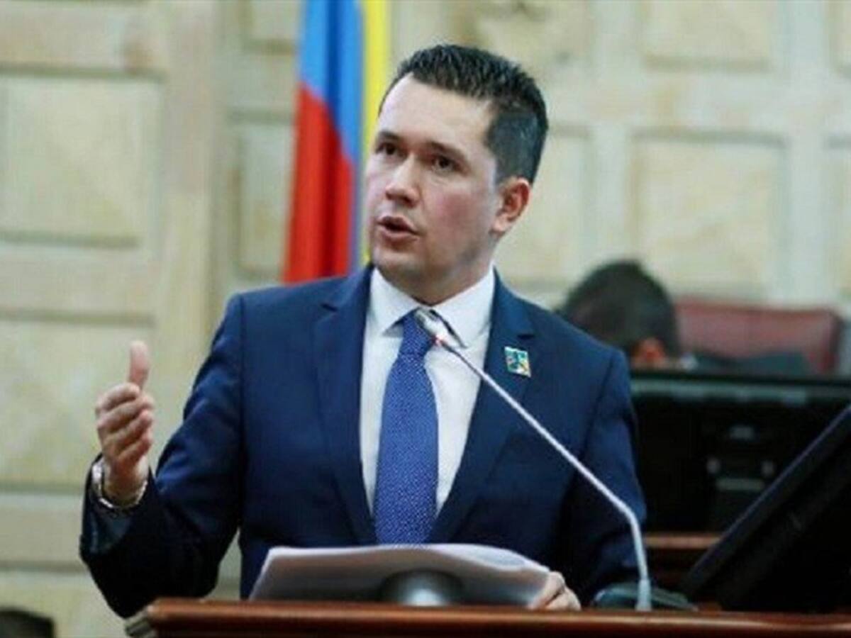 Con voz entrecortada, Edwin Ballesteros anunció su renuncia a la Cámara