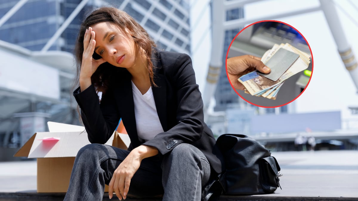 Mujer preocupada con una caja al lado, afuera de la oficina / persona recibiendo dinero de un cajero (Getty Images)