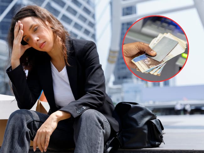 Mujer preocupada con una caja al lado, afuera de la oficina / persona recibiendo dinero de un cajero (Getty Images)