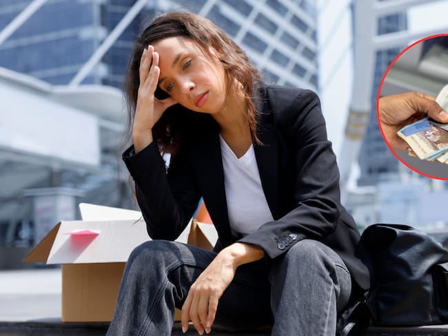Mujer preocupada con una caja al lado, afuera de la oficina / persona recibiendo dinero de un cajero (Getty Images)