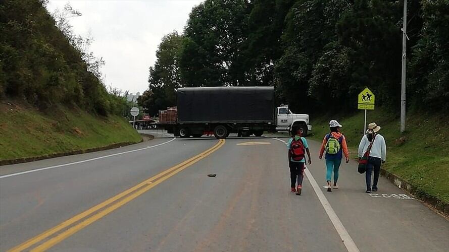 Con maquinaria del departamento, las autoridades locales esperan mejorar el estado de la vía en este punto. Foto: Colprensa