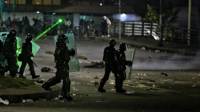 Tres miembros del Esmad son retenidos y golpeados en vías del Valle del Cauca. Foto: Colprensa