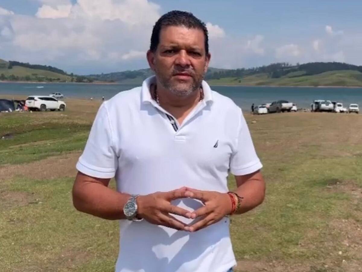 Bochornoso: alcalde de Calima El Darién se quitó la ropa en una discoteca