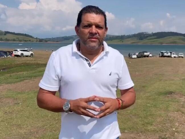 El alcalde de Calima El Darién, Martín Mejía Londoño, fue grabado quitándose la ropa en una discoteca. Foto: Instagram @martin_mejia2020