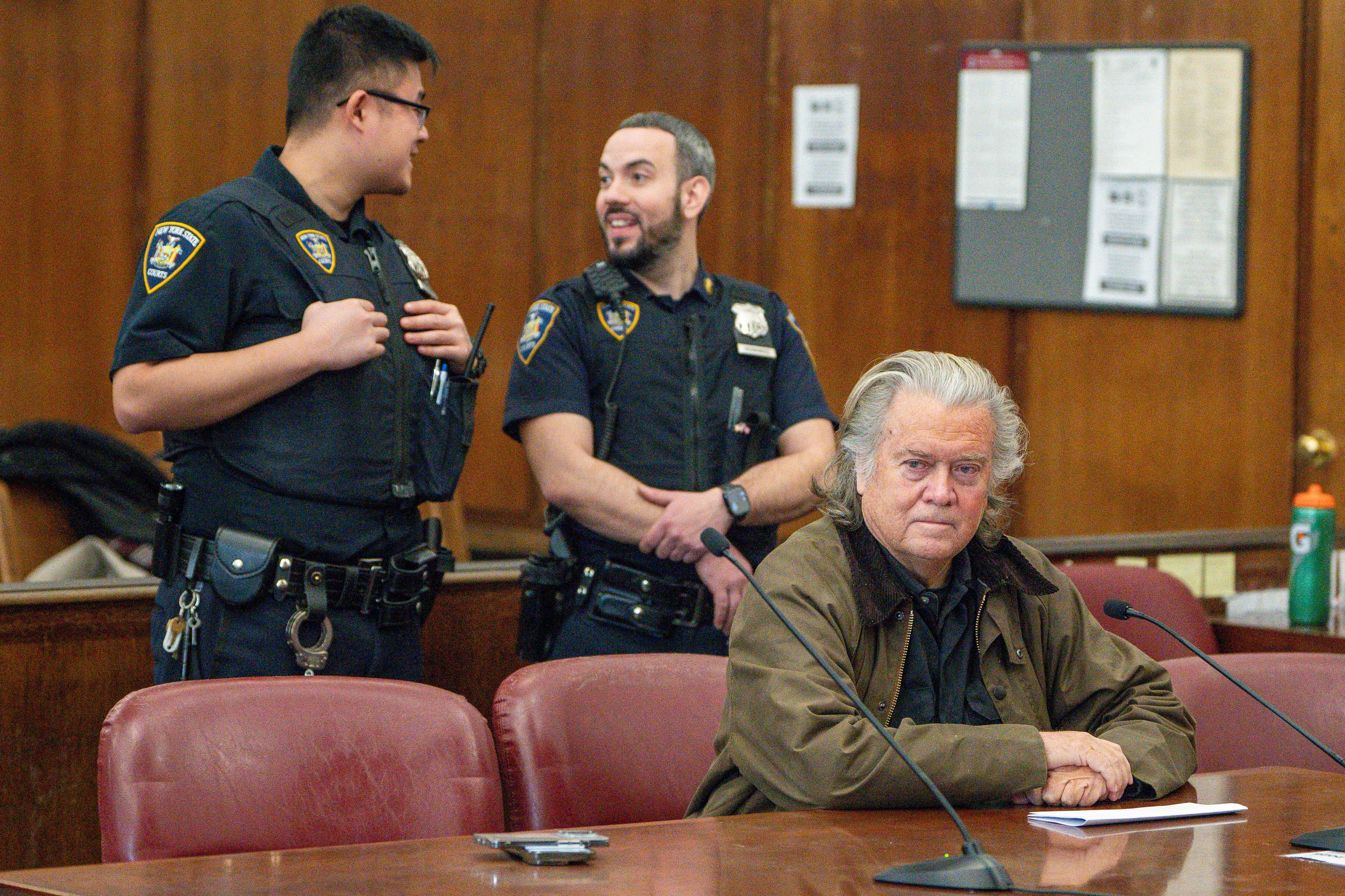 Steve Bannon se presenta en el tribunal. FOTO: EFE/EPA/STEVEN HIRSCH / POOL