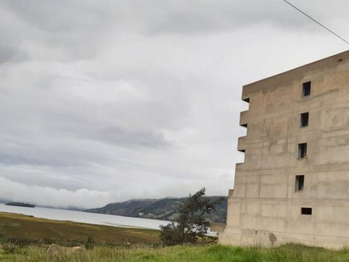 ¿Qué decisión deberá tomar Corpoboyacá con hotel de 8 pisos cerca al Lago de Tota?
