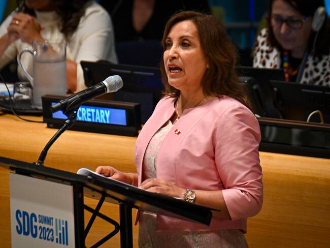New York (United States), 18/09/2023.- President of Peru Dina Boluarte speaks during a high-level meeting of the United Nations&#039; Sustainable Development Goals (SDG) summit on the sidelines of this week&#039;Äôs General Debate of the United Nations General Assembly at UN Headquarters in New York, New York, USA, 18 September 2023. (Nueva York) EFE/EPA/MIGUEL RODRIGUEZ
