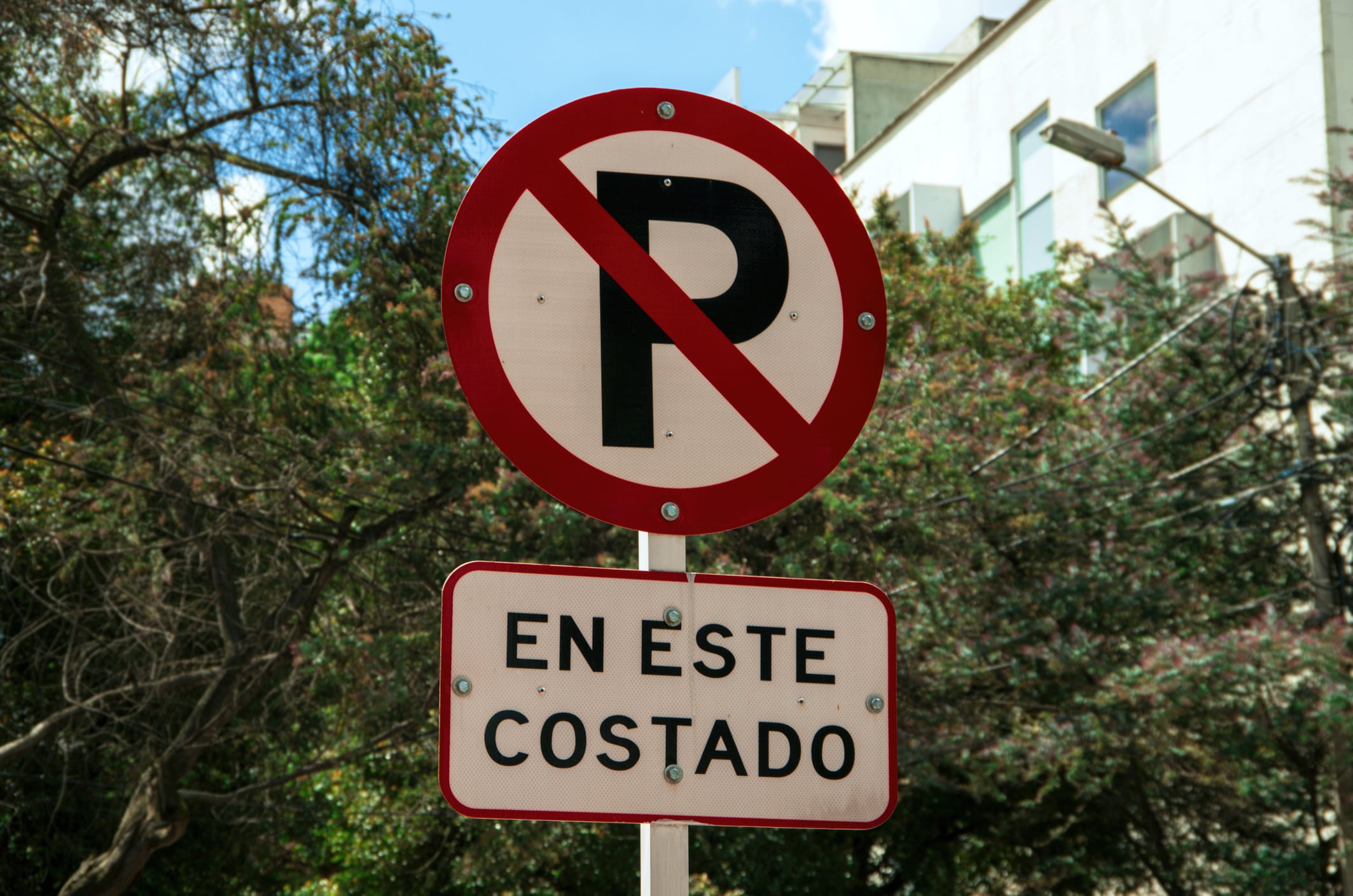Señal de tránsito de prohibido parquear. Foto: Getty Images.