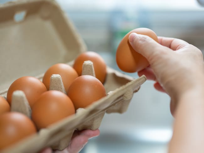 ¿Los huevos se guardan dentro o fuera de la nevera? Epidemiólogo responde