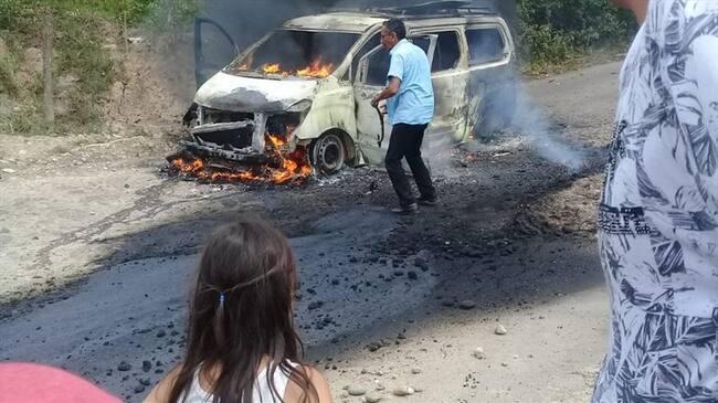 Incineran buseta en la zona del Catatumbo. Foto: Jhan Álvarez