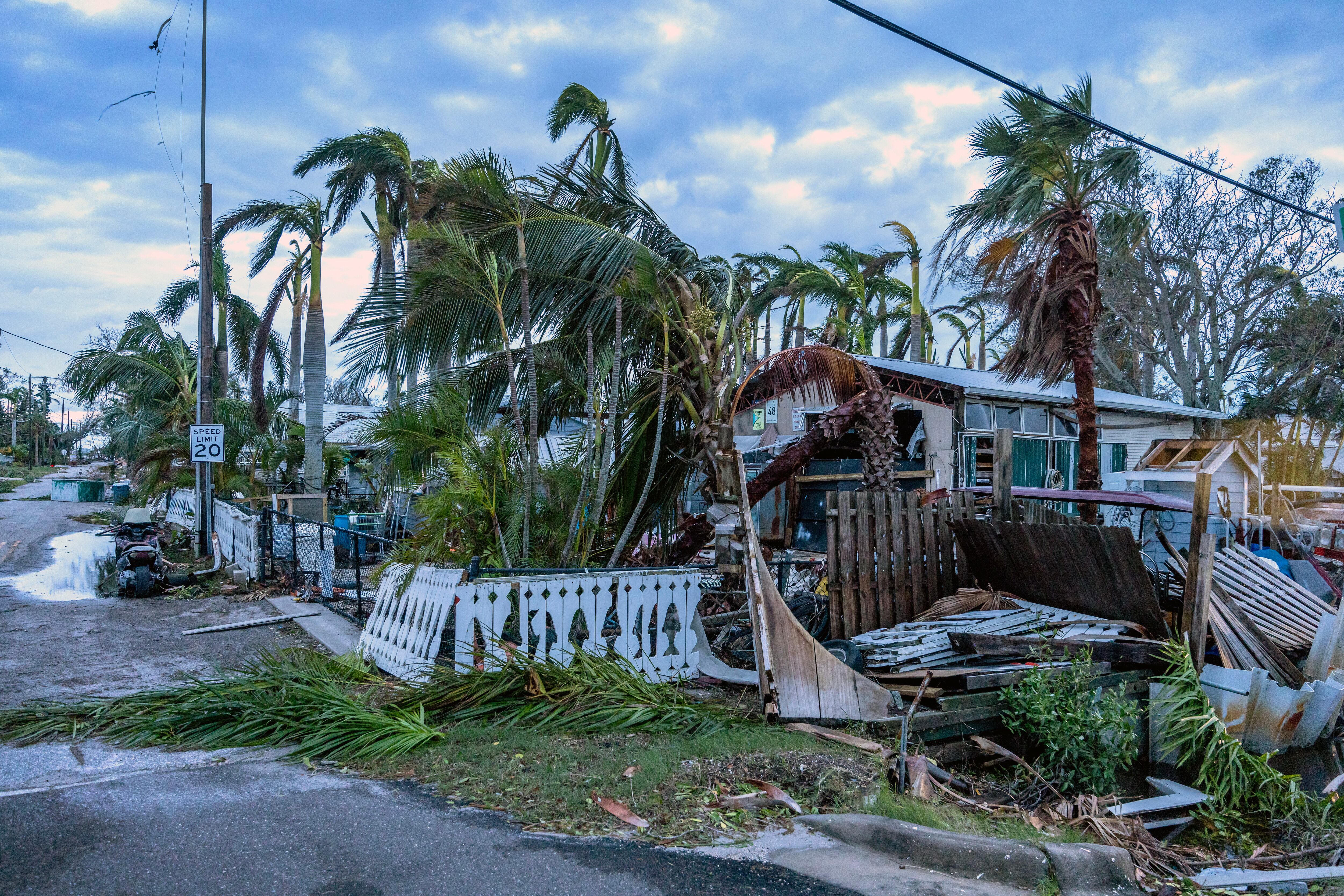 Daños tras el paso del huracán Milton por Bradenton, Florida, EE.UU., este jueves. Según el Centro Nacional de Huracanes, el huracán Milton tocó tierra en la costa oeste de Florida la noche del miércoles como una tormenta de categoría 3 que trajo consigo importantes impactos meteorológicos con fuertes lluvias, inundaciones y tornados en todo el estado.EFE/ Cristobal Herrera-ulashkevich