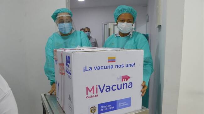 Este martes llegaron más de 18 mil vacunas que serán aplicadas a población mayor de 80 años . Foto: Cortesía