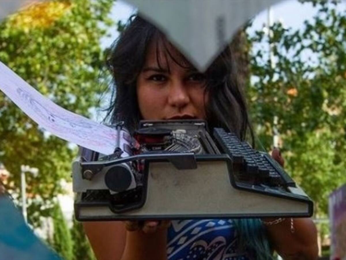 Con máquina de escribir, artista crea impresionantes dibujos