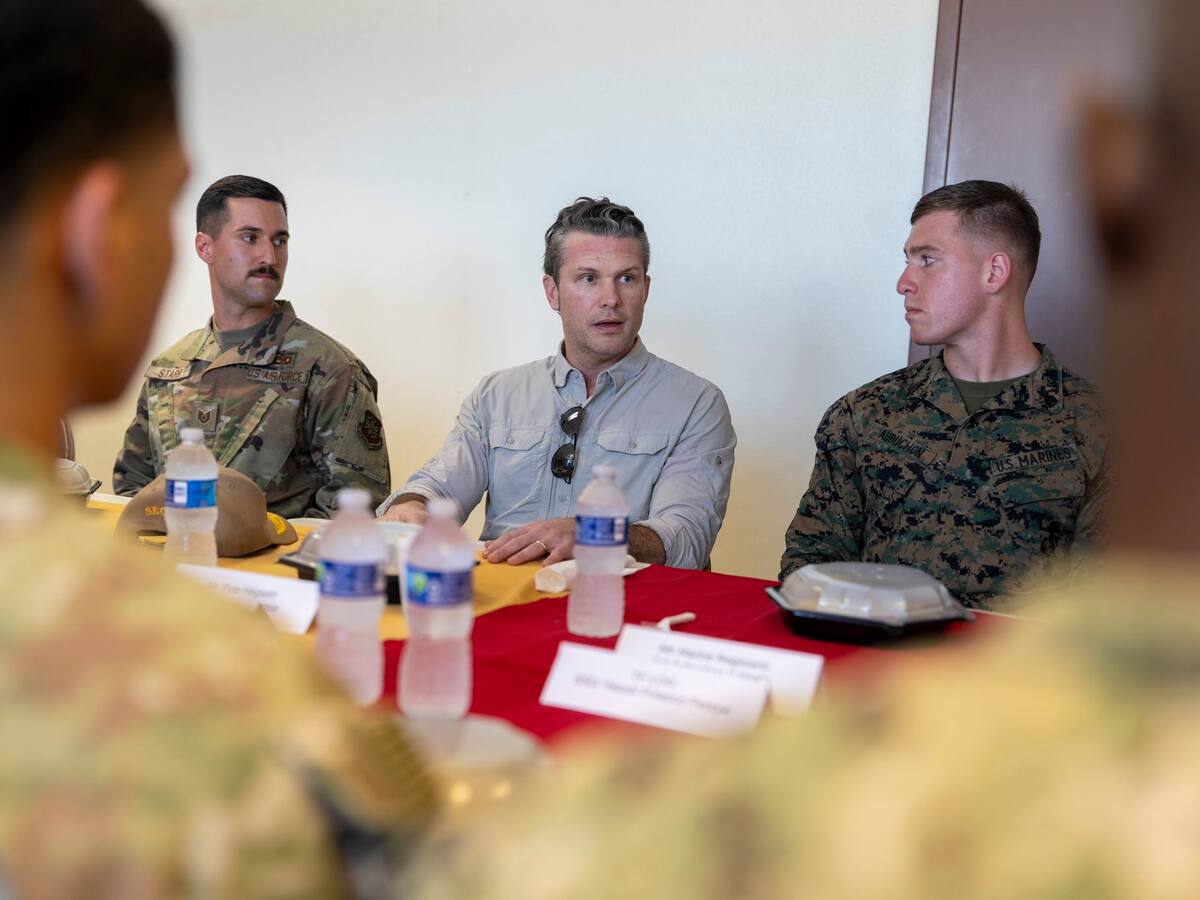 Jefe del Pentágono dice en Guantánamo que su uso como punto de repatriación es crítico