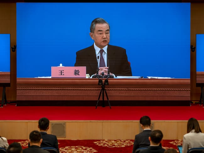 El canciller chino visita Afganistán para reunirse con funcionarios talibanes