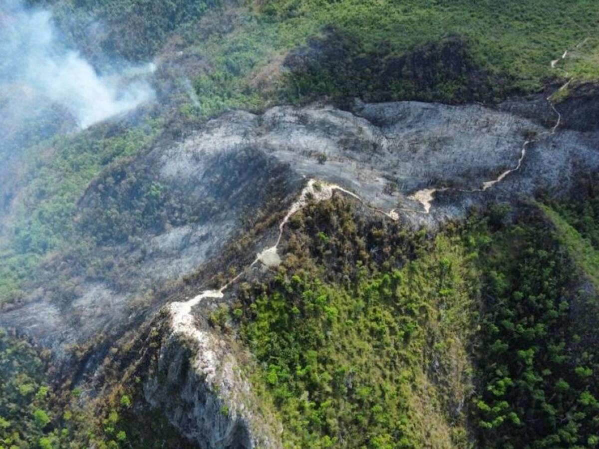 Emergencia en Providencia por incendio que amenaza el Parque Regional The Peak