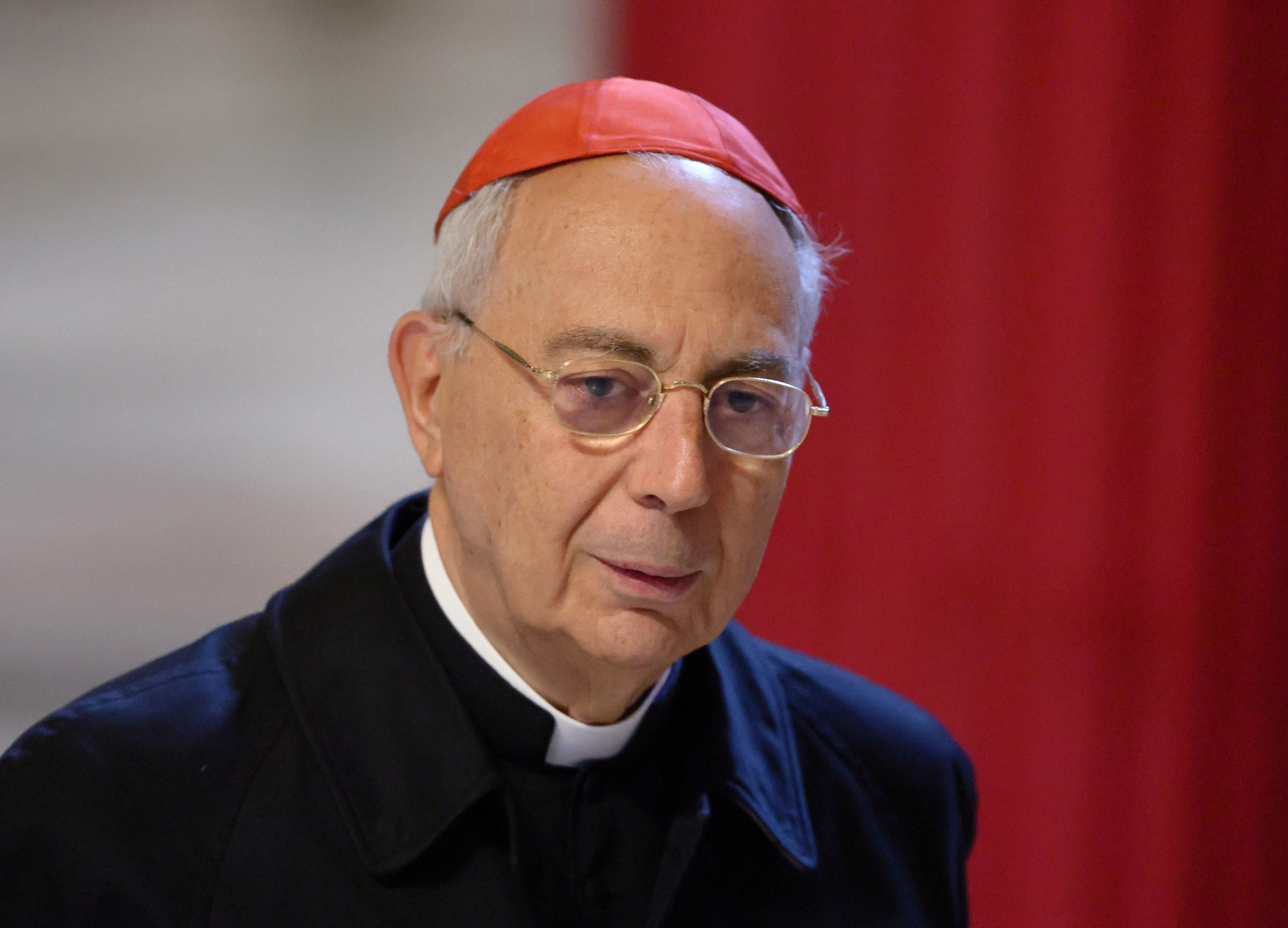 Él es el cardenal Dominique Mamberti, la voz que desvelará al mundo el nuevo papa