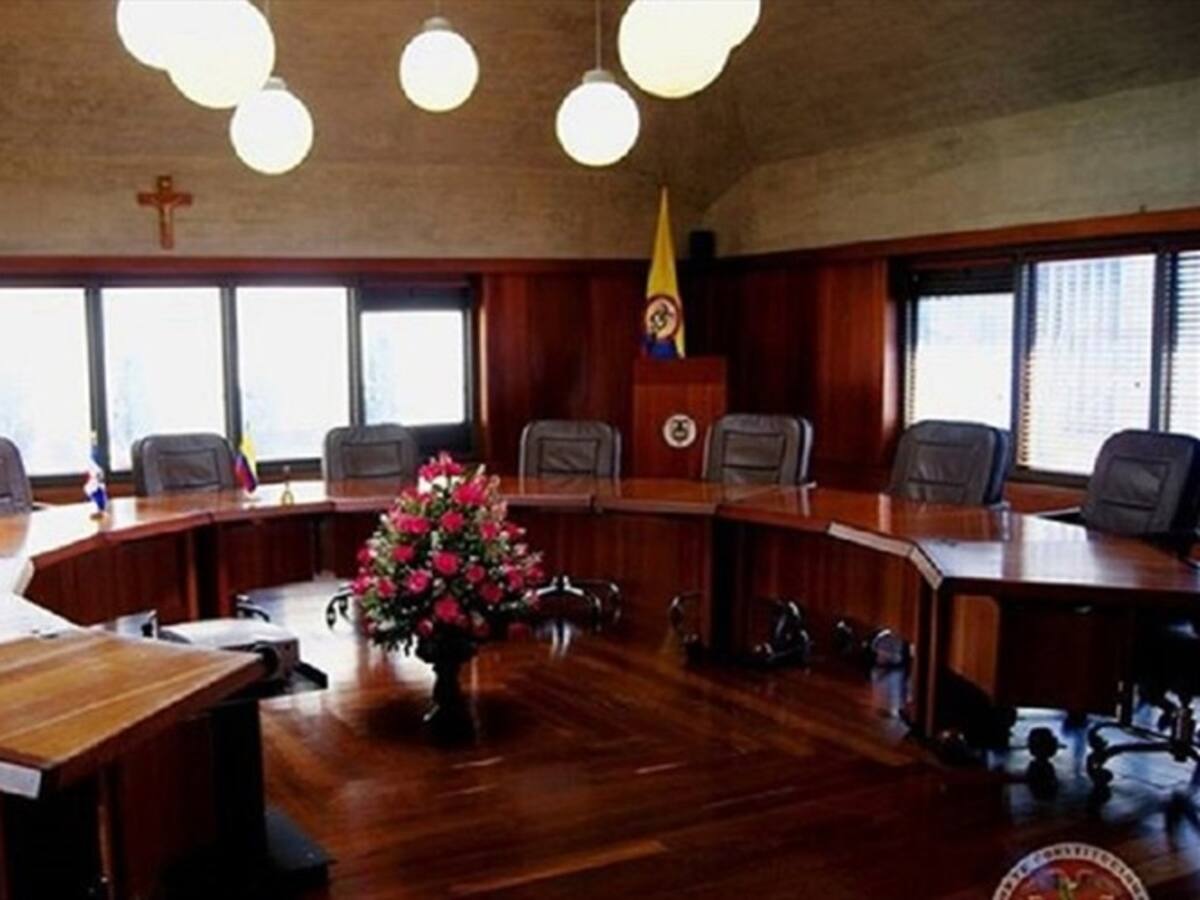 Caso Uribe provoca radical división en la Corte Constitucional