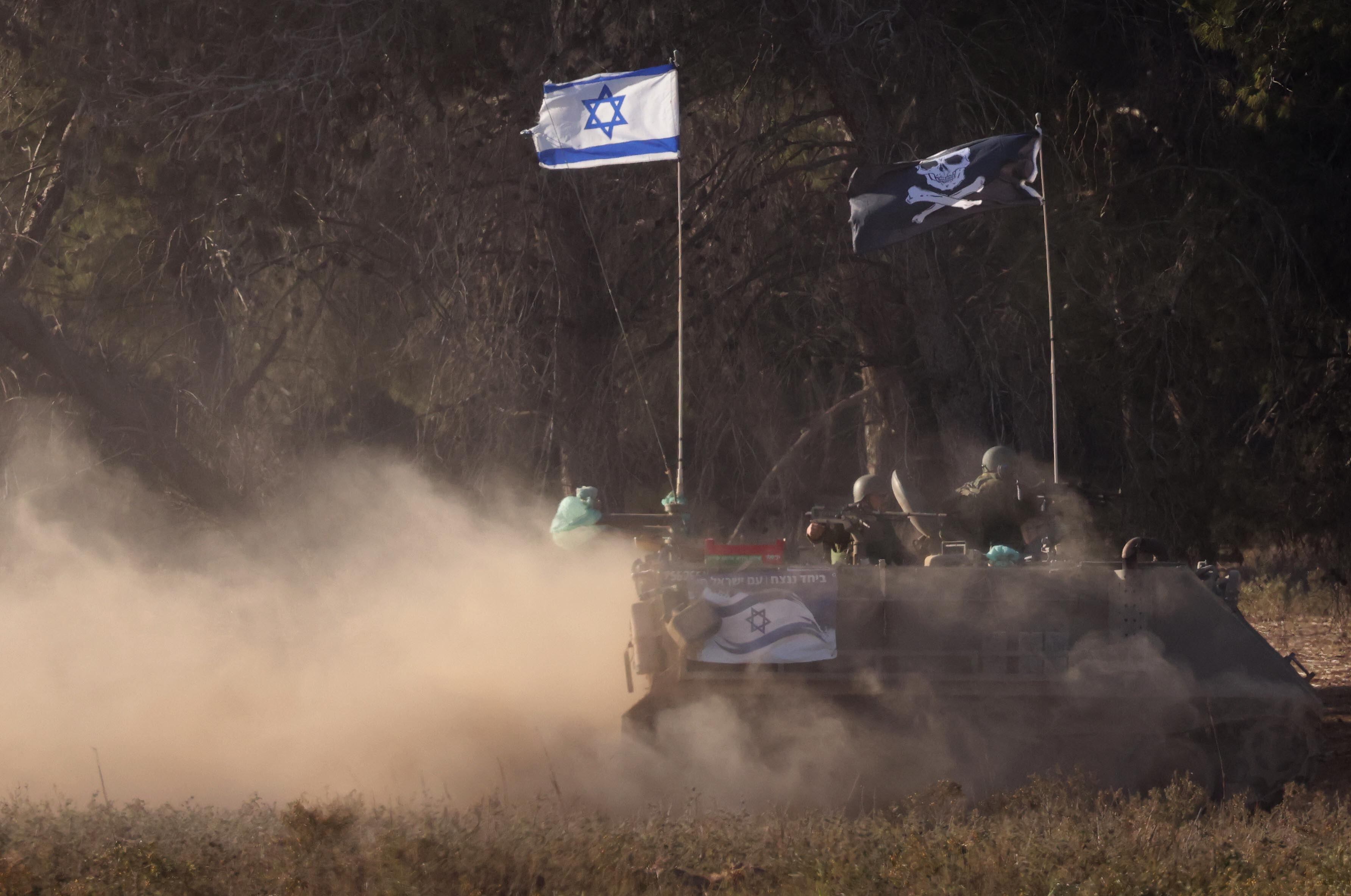 Blindado israelí en Gaza. Foto: EFE/EPA/NEIL HALL
