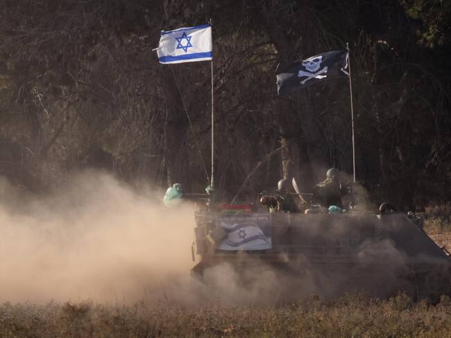 Blindado israelí en Gaza. Foto: EFE/EPA/NEIL HALL