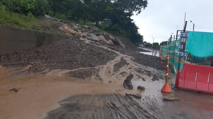 Por el momento aún se mantienen los trabajos para remover piedras y lodo. Foto: Coviandes | Vía Bogotá – Villavicencio a la altura Servitá en el kilómetro 64