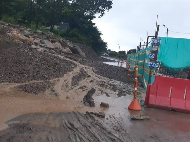 Por el momento aún se mantienen los trabajos para remover piedras y lodo. Foto: Coviandes | Vía Bogotá – Villavicencio a la altura Servitá en el kilómetro 64