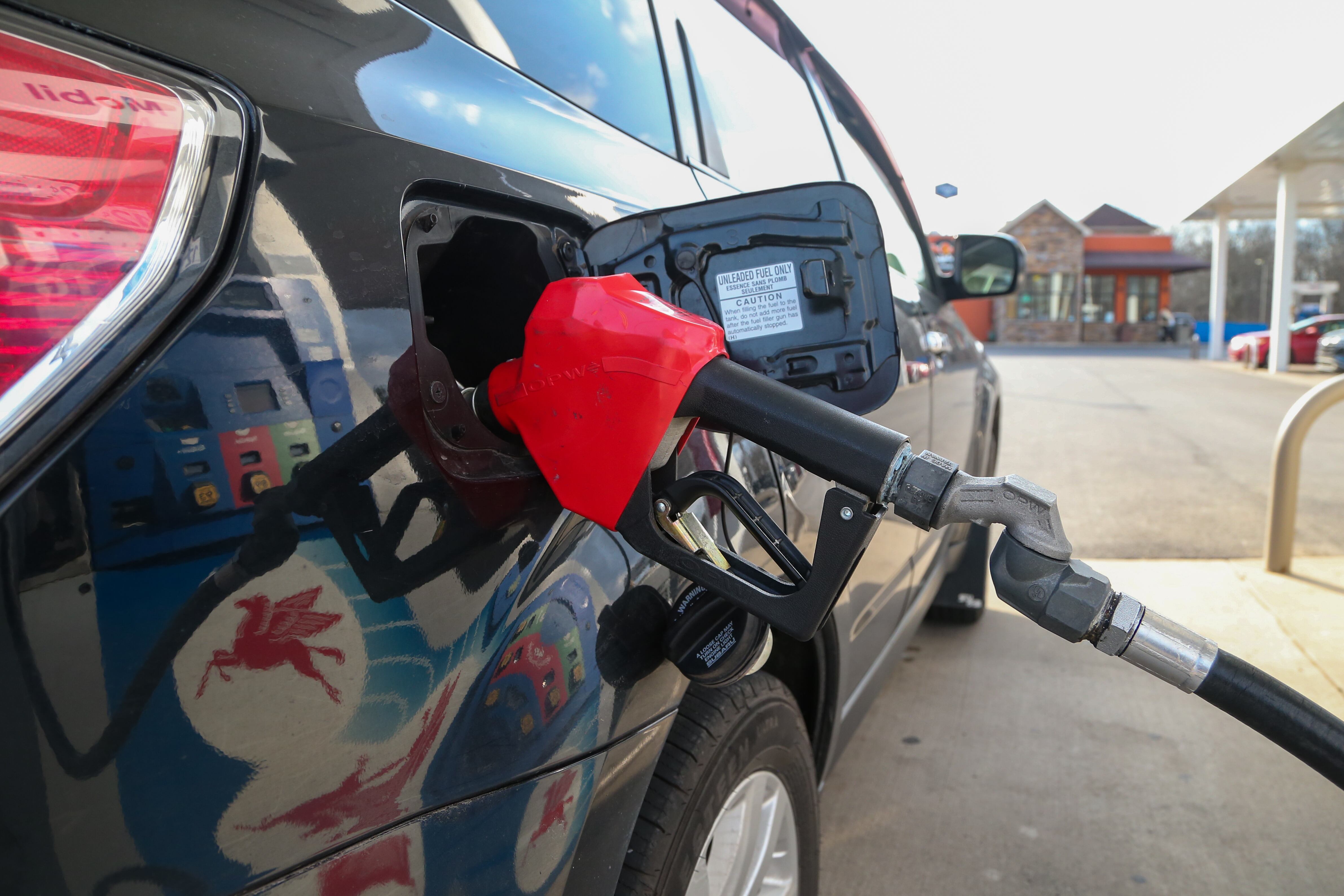 Foto de referencia de una estación de gasolina en Estados Unidos. (Photo by Paul Weaver/SOPA Images/LightRocket via Getty Images)