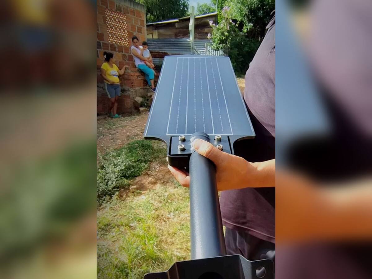En asentamiento humano de Cúcuta están iluminando sus calles con lámparas solares