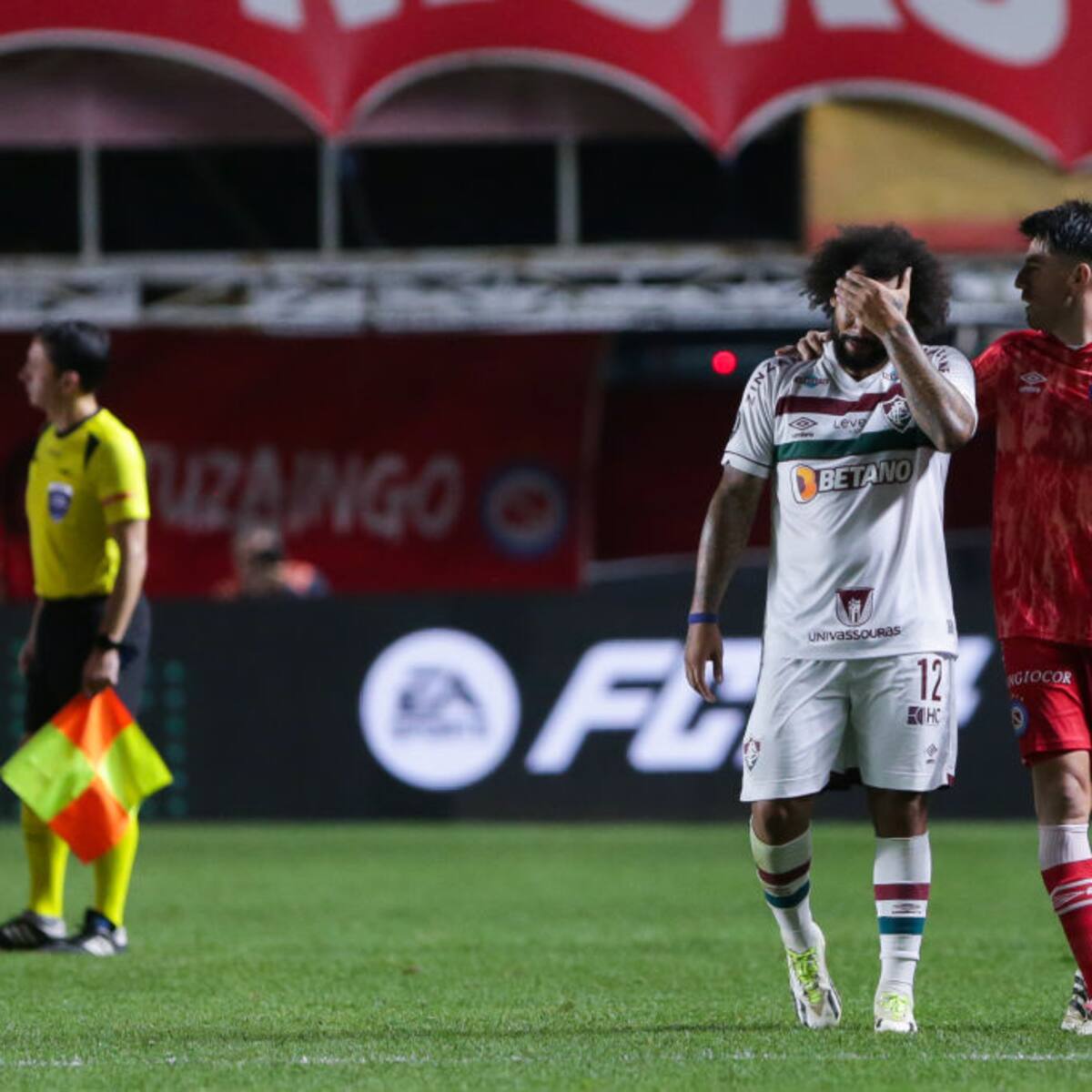 Video: impactante lesión de Luciano Sánchez en Libertadores ‘dejó en shock’ a Marcelo