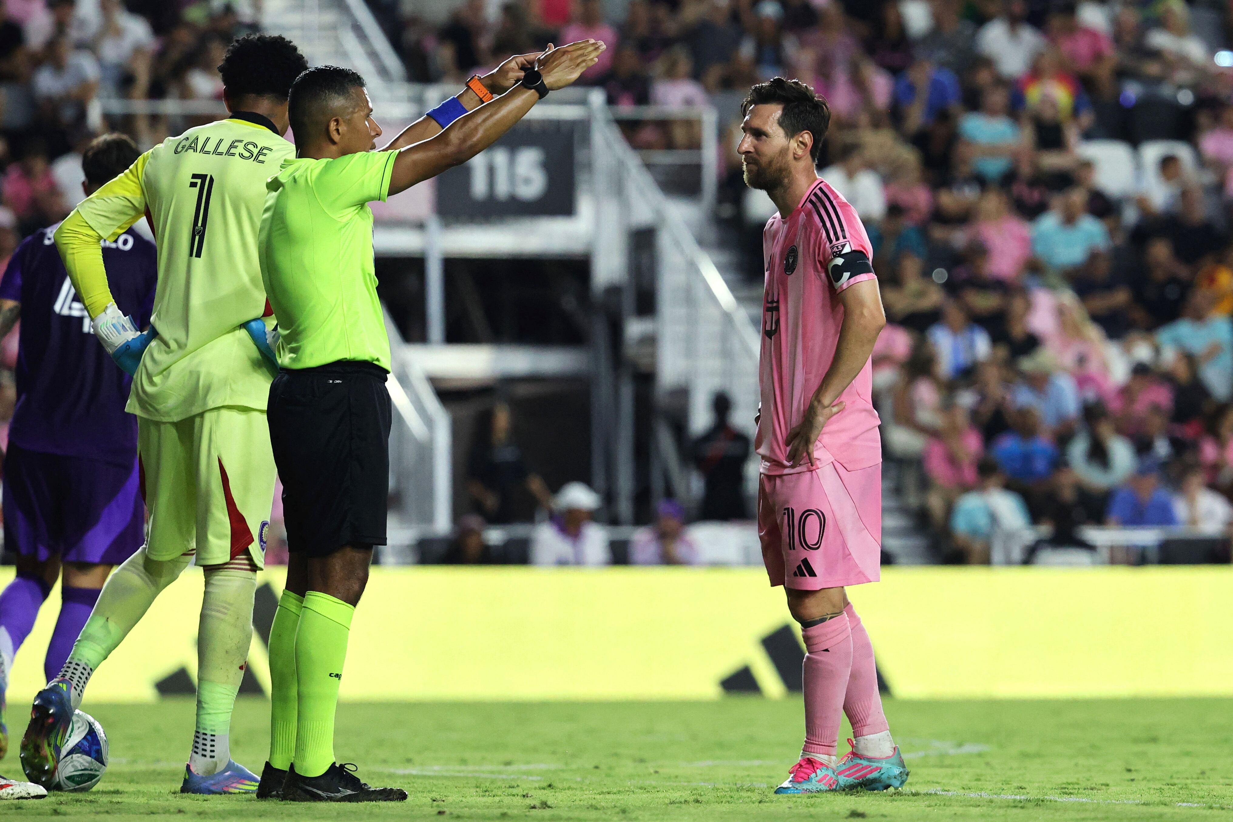 Messi se quejó del arbitraje en el juego Inter Miami vs Orlando City.  Leonardo Fernandez/Getty Images/AFP (Photo by Leonardo Fernandez / GETTY IMAGES NORTH AMERICA / Getty Images via AFP)