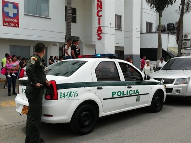 El vehículo en el que se movilizaban las víctimas quedó estacionado en las afueras de la Clínica La Estancia . Foto: Cortesía Camilo Fajardo