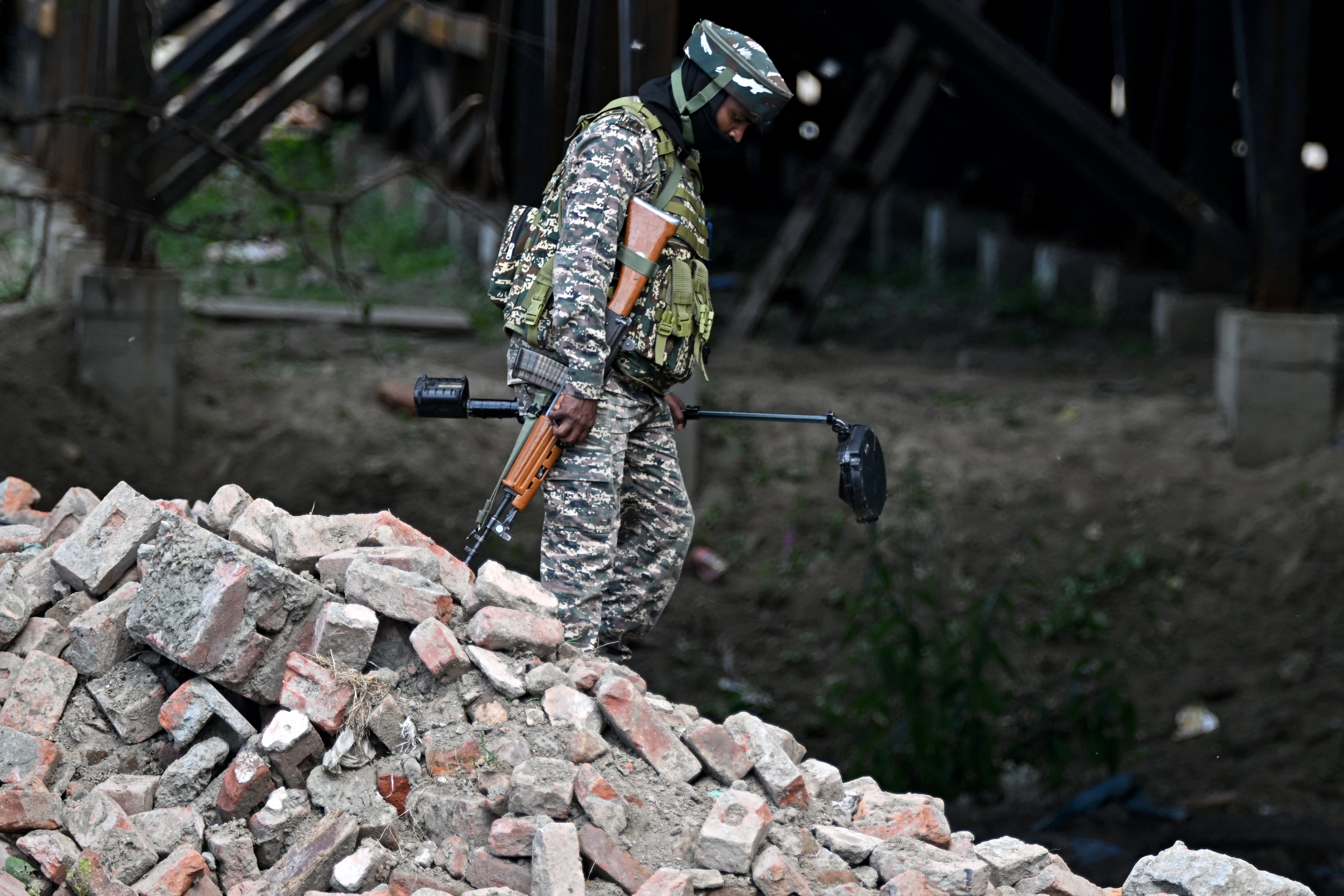Soldado de la India cerca a la frontera pakistani. FOTO: SAJJAD HUSSAIN/AFP via Getty Images