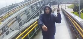 Ladrón con arma de fuego amenaza y roba patineta eléctrica en el norte de Bogotá. Foto: Video