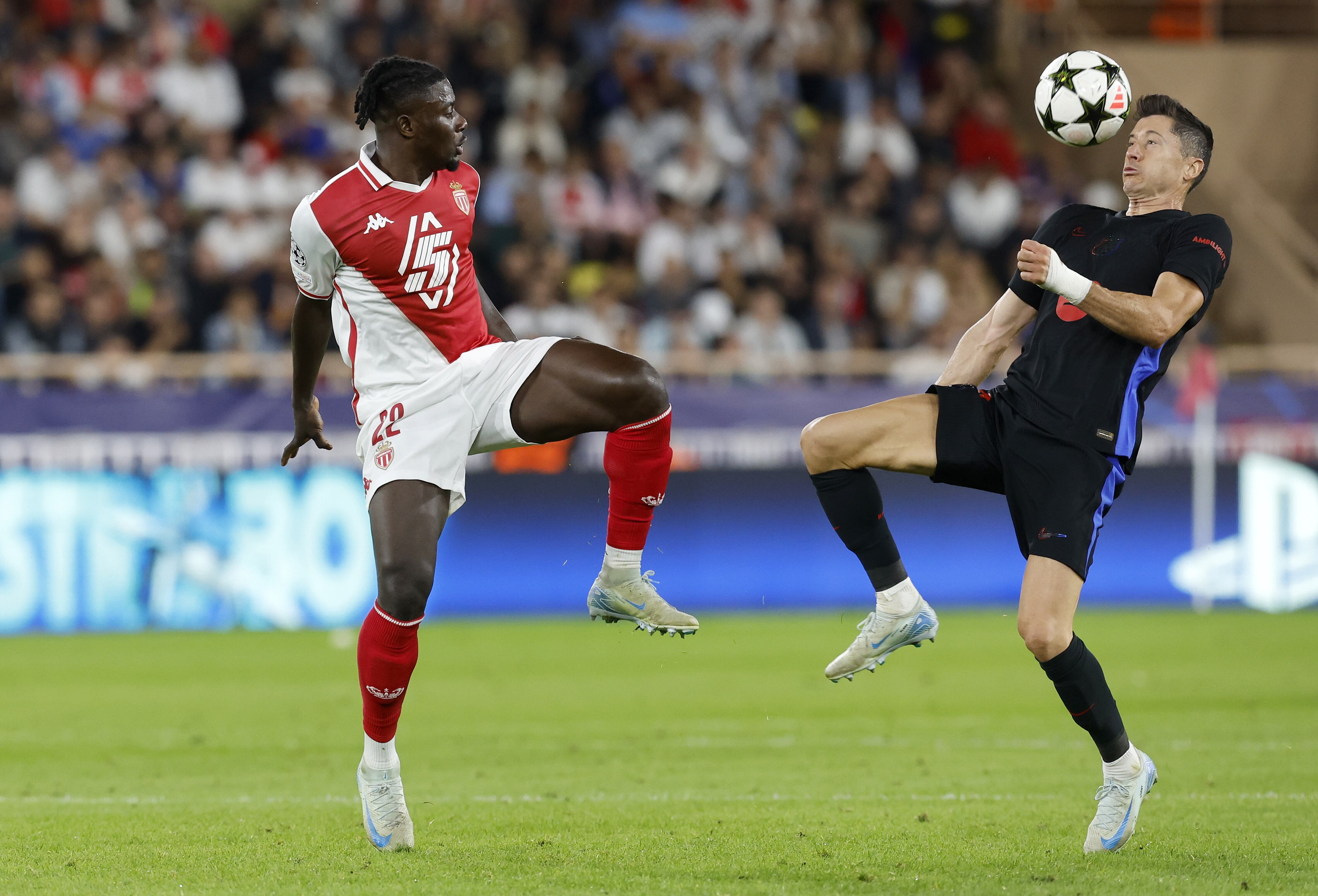 Monaco (Monaco), 19/09/2024.- Mohammed Salisu (L) of Monaco in action against Robert Lewandowski of Barcelona during the UEFA Champions League match between AS Monaco and Barcelona in Monaco, 19 September 2024.