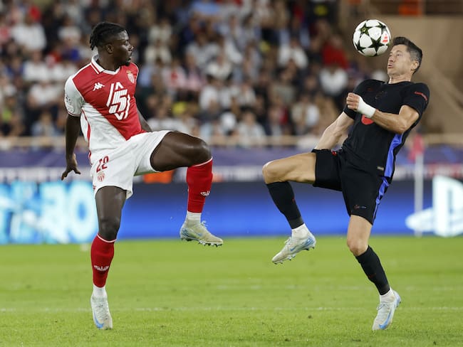Monaco (Monaco), 19/09/2024.- Mohammed Salisu (L) of Monaco in action against Robert Lewandowski of Barcelona during the UEFA Champions League match between AS Monaco and Barcelona in Monaco, 19 September 2024.