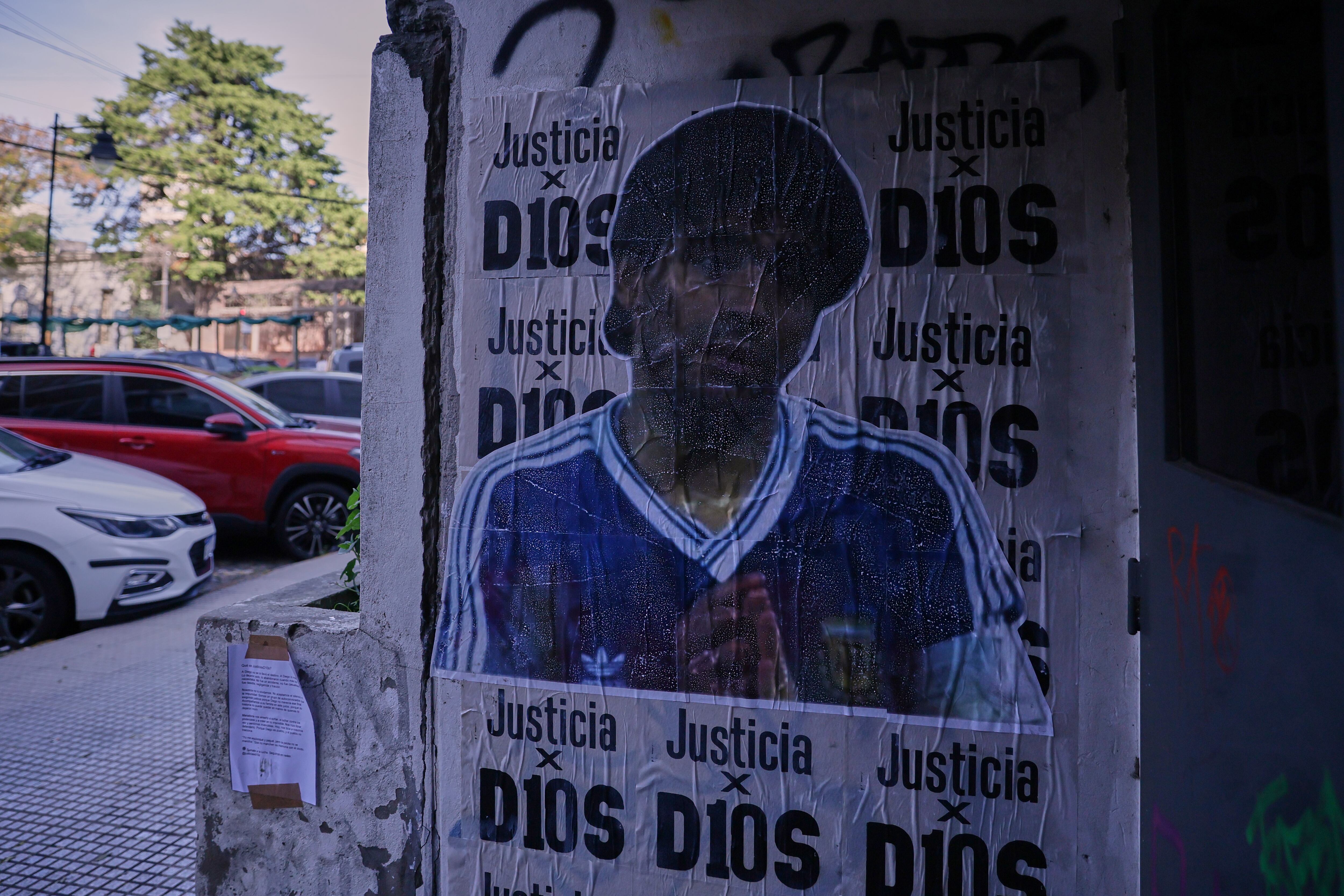 Poster de Diego Maradona en los tribunales de San Isidro en Buenos Aires. FOTO:  Gonzalez/Anadolu via Getty Images