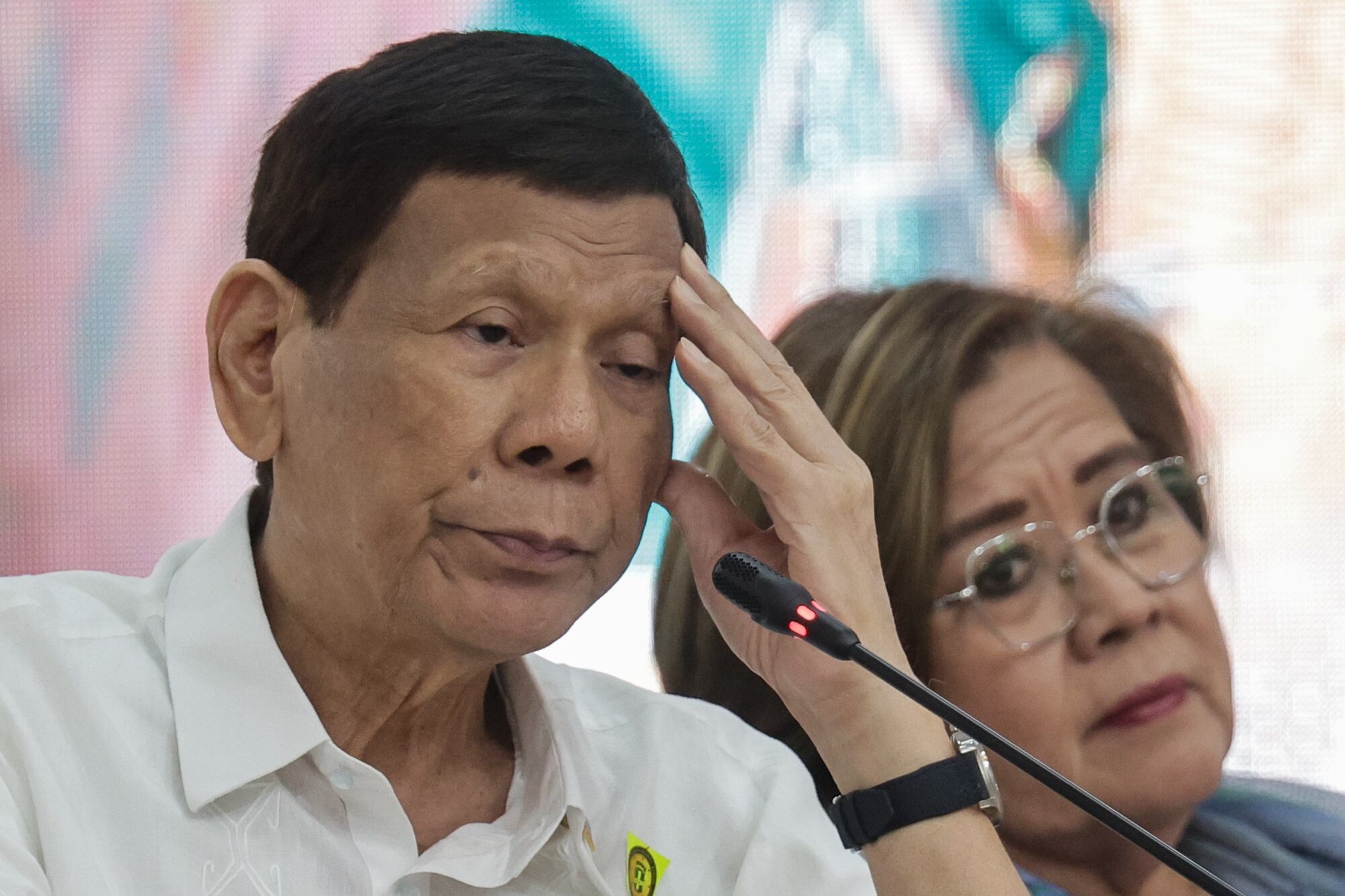 Quezon City (Filipinas), 11/03/2025.- (ARCHIVO) - El expresidente filipino Rodrigo Duterte y la exsenadora Leila De Lima asisten a la audiencia del comité conjunto de la Cámara de Representantes (HOR).