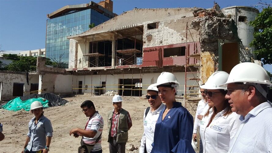 En 2016, la entonces Ministra de Comercio, Industria y Turismo, María Claudia Lacouture, revisó el avance de las obras de restauración del Teatro Santa Marta. Foto: Colprensa