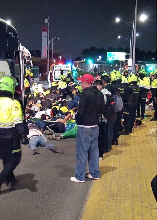 Momento de la captura de los seguidores del Atlético Bucaramanga que participaron del enfrentamiento.