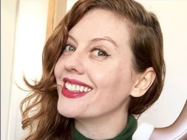 La mujer que trabaja probando juguetes sexuales