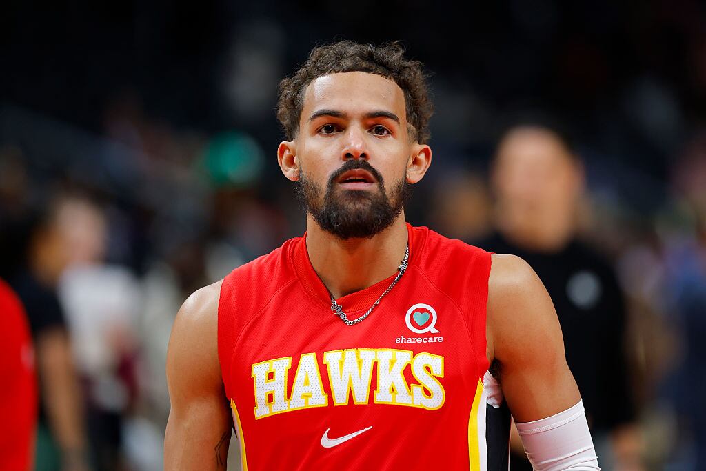Trae Young durante un encuentro ante Oklahoma City Thunder durante octubre de 2025 en Atlanta. FOTO: Todd Kirkland/Getty Images