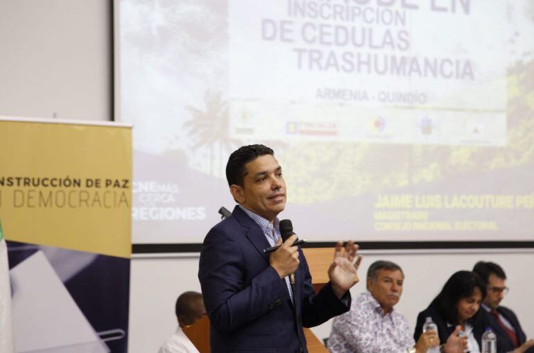 Debate: ¿Jaime Luis Lacouture debe ser reelegido secretario general de la Cámara?